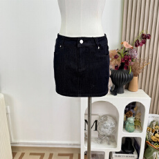 批发何晨曦 黑色包臂百搭A字<b class='q'>牛仔</b>短裙春季新款性感气质显瘦靴筒裙子女