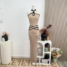 批发Roselyn 性感撞色挂脖上衣+交叉镂空设计包臀裙女高级感针织套装