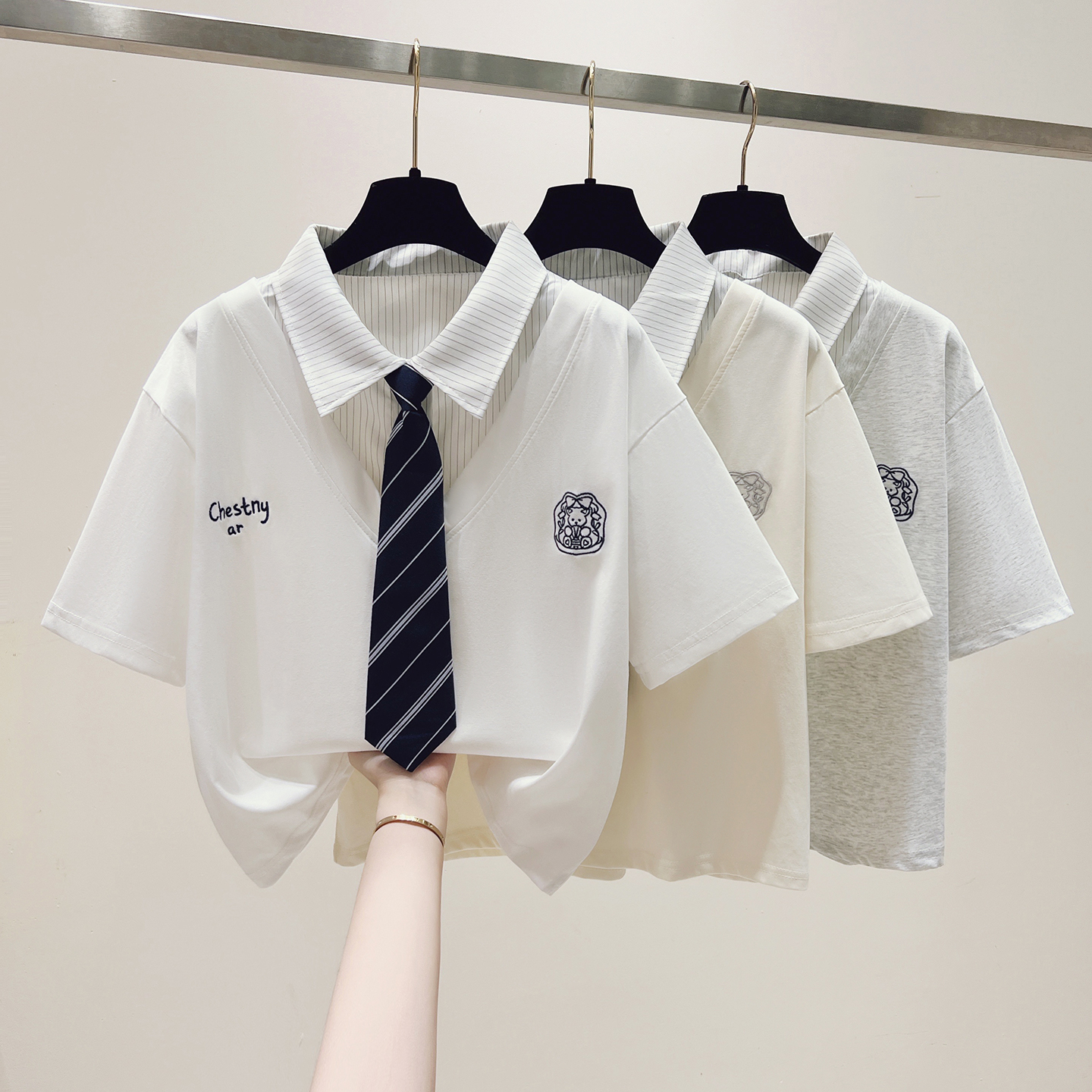 실사 아메리칸 페이크 레이어드 반팔 티셔츠 여성 2026 봄 여름 새로운 학원 스타일 POLO 칼라 슬림해 보이는 쇼트 스타일 맨위