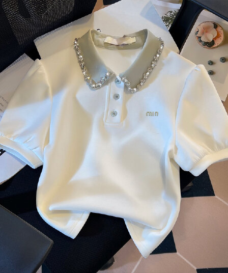 실사 miu 부서 패션 화이트 무거운 작업 비즈 박기 POLO 칼라 반팔 티셔츠 여성 2026 작은 키 학원 스타일 맨위