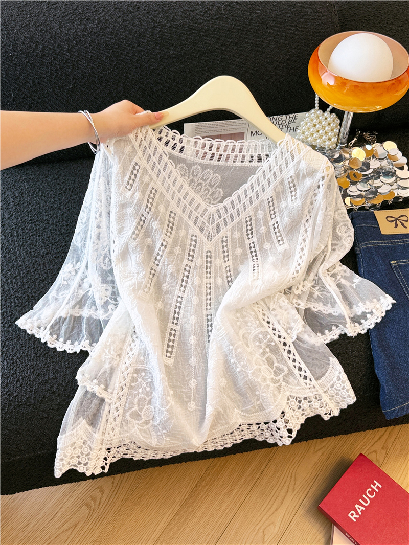 화이트 7부 소매 V넥 자외선 차단 여성 셔츠 얇은 여름 2026 패션 새로운 고급 센스 레이스 홀로우 아웃 맨위