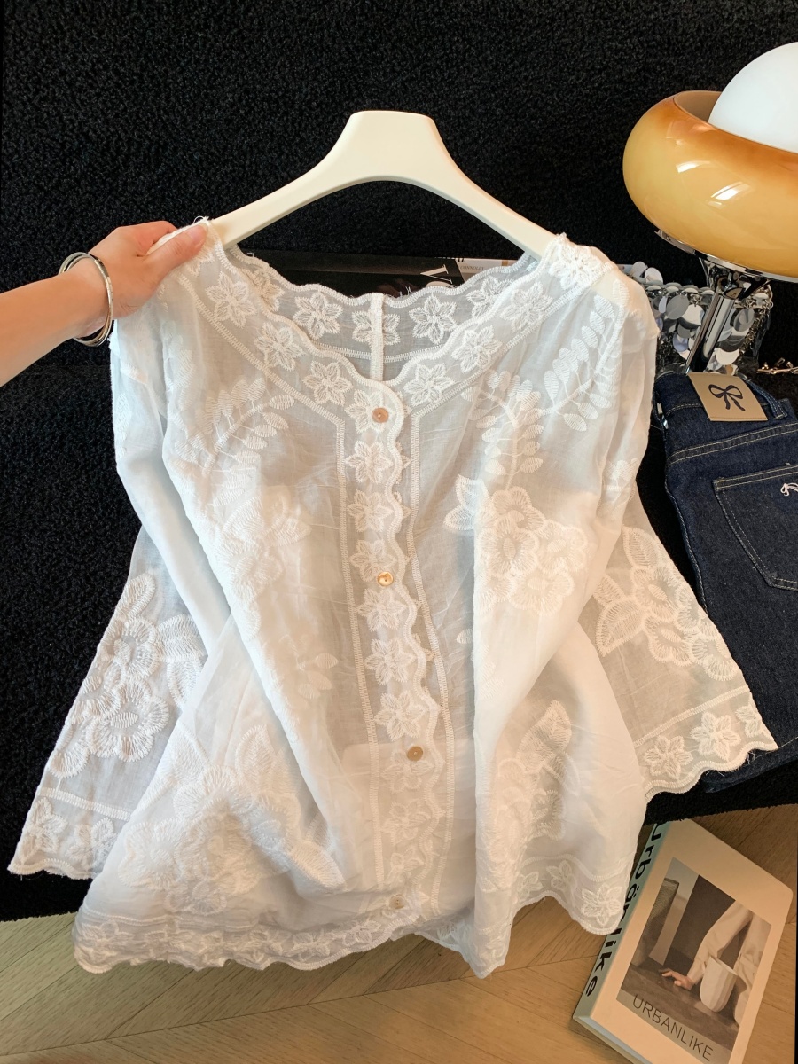 프랑스식 휴가 바람 자수 꽃 홀로우 아웃 7부 소매 여성 셔츠 봄 여름 2026 루즈핏 싱글 줄 버튼 연령 감소 맨위