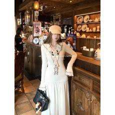 批发LUU桃喜儿/<b class='q'>白色</b>针织长袖内搭连衣裙女秋冬设计感裙子小众V领<b class='q'>长裙</b>