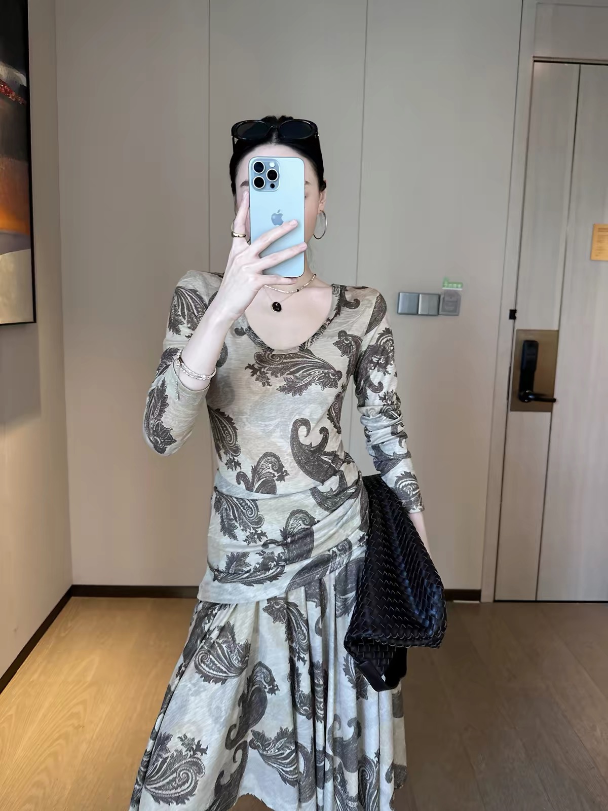 BY33468# 咖色印花U领长袖连衣裙女秋季新不规则设计感小众裙子  服裝批發女裝批發服飾貨源