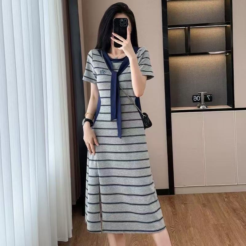 실사 스트라이프 드레스 트임 디자인 센스 어깨끈 동백 나무 표지 고기 슬림해 보이는 패션 캐주얼 중간 길이 빅 사이즈