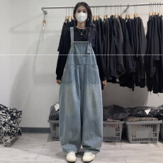 批发水洗蓝色减龄直筒<b class='q'>牛仔</b><b class='q'>背带裤</b>女潮ins垂感松弛高腰宽松阔腿<b class='q'>牛仔</b>裤