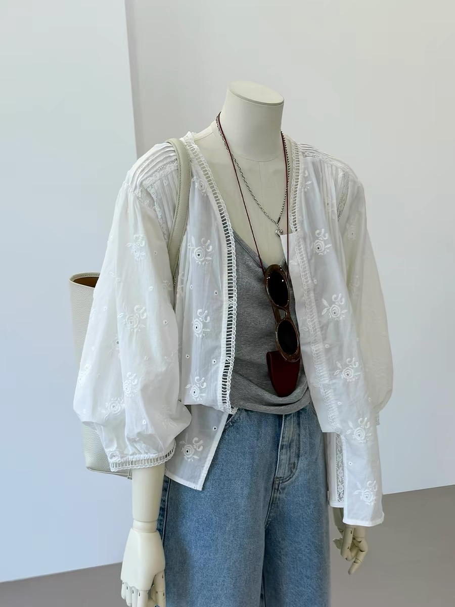 프랑스식 패션 레이스 측면 홀로우 아웃 V넥 여성 셔츠 2026 여름 새로운 루즈핏 슬림해 보이는 빛 럭셔리 연령 감소 맨위