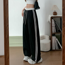 批发实拍条纹<b class='q'>运动</b>裤女夏季薄款2026新款冰丝阔腿休闲健身美式跳舞裤子