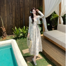 批发实拍~大码女装法式温柔风碎花<b class='q'>连衣裙</b>春夏季显瘦吊带裙防晒衫套装