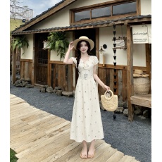 批发大码碎花<b class='q'>连衣裙</b>子女夏季2026新款法式气质收腰梨形身材长裙小飞袖