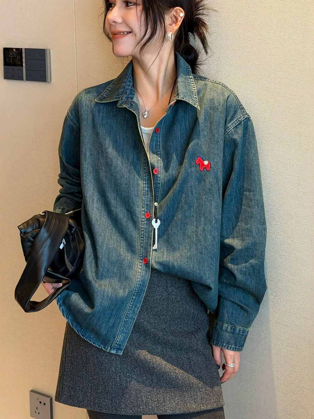 작은 말 자수 워싱 데님 여성 셔츠 유럽 역 2026 이른 가을 새로운 디자인 센스 루즈핏 슬림해 보이는 맨위 트렌디