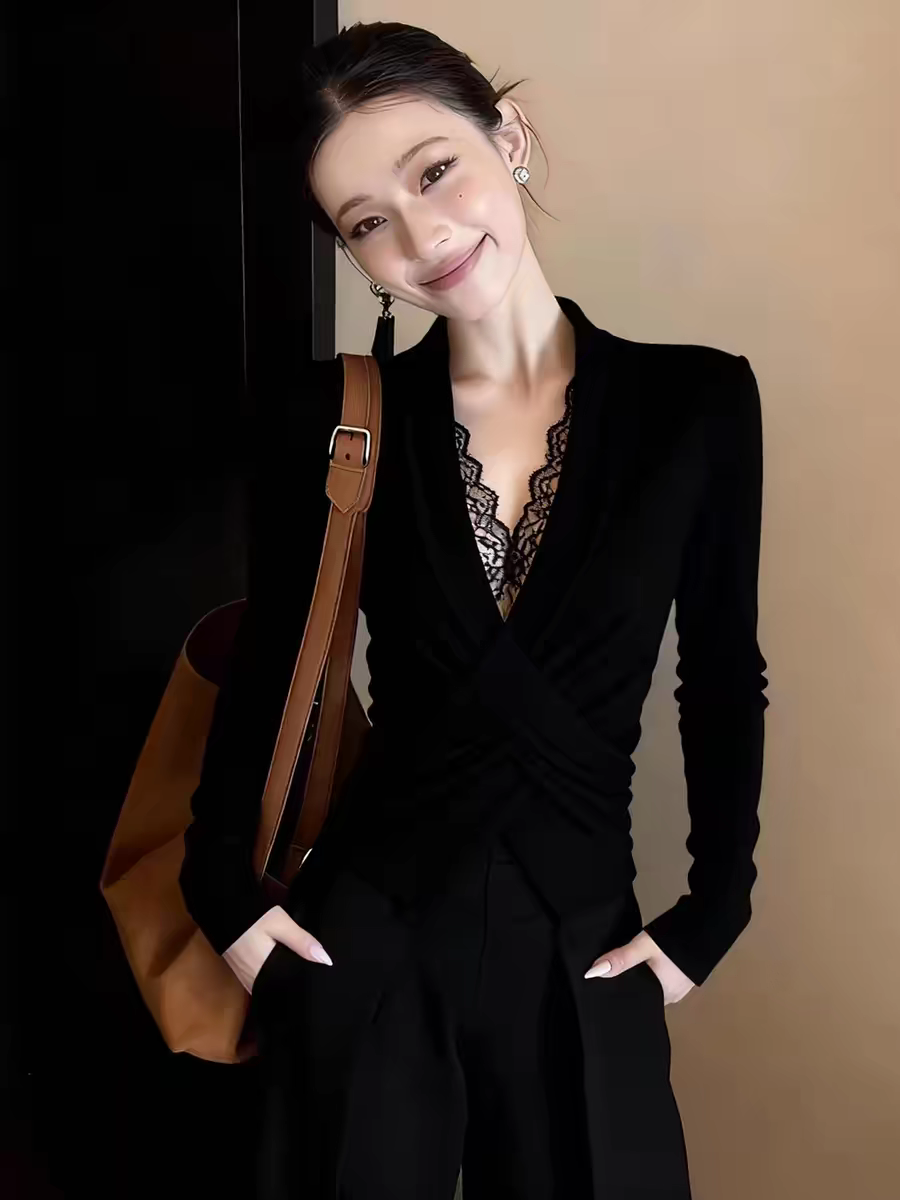 Chic 레이스 조각 V넥 검정색 티셔츠 여성 2026 조기 봄 몸매 가꾸기 허리 수축 기본 셔츠 섹시함 인사이드 잡아라. 의류