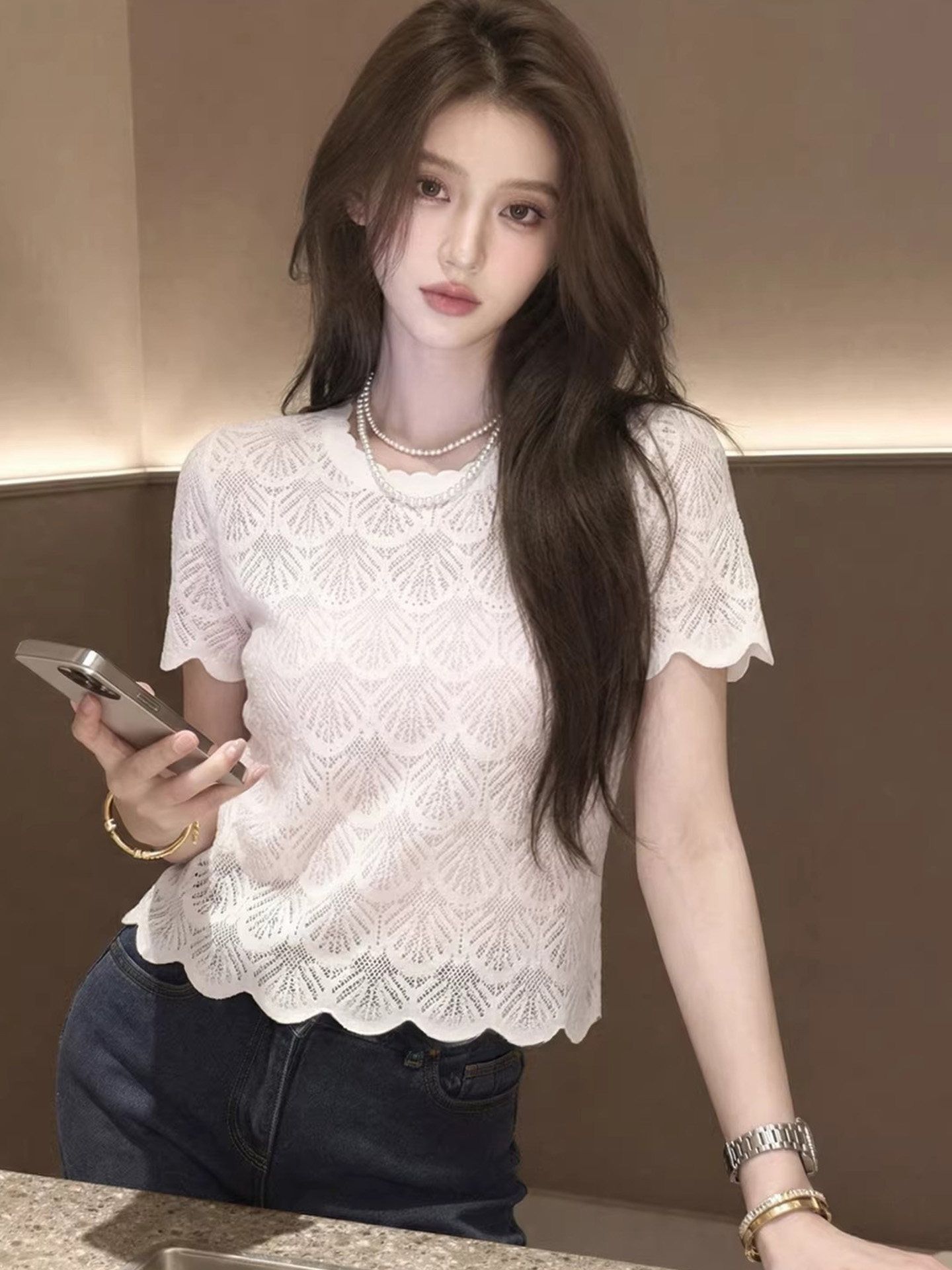 고급 센스 화이트 홀로우 아웃 반팔 티셔츠 여성 2026 년 여름 새로운 슈퍼 잘 생긴 외국 가스 연령 감소 쇼트 스타일 맨위