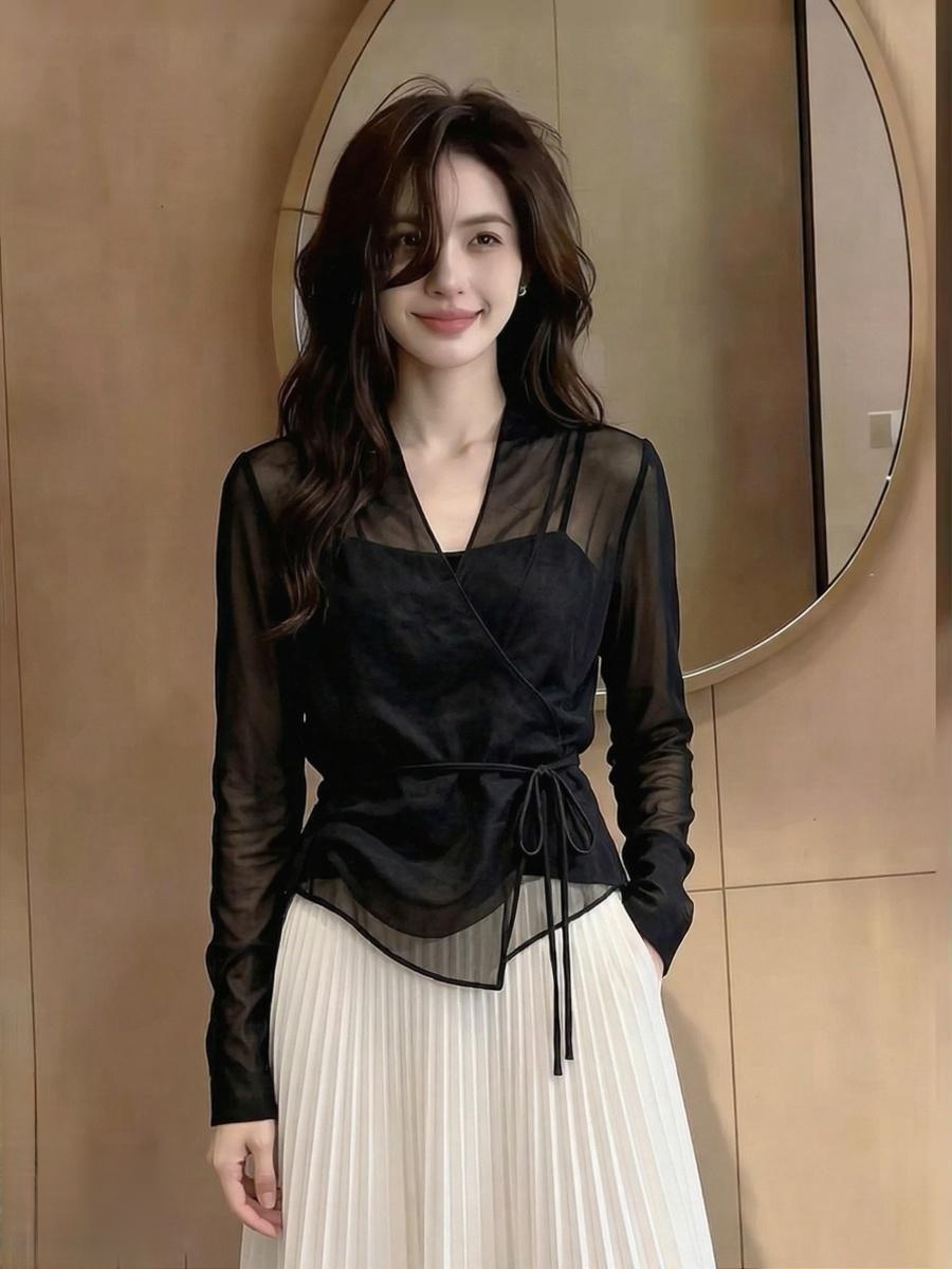 프랑스식 빛 럭셔리 디자인 센스 검정색 긴팔 여성 2026 여름 새로운 V넥 레이스업 시스루 패션 품격 자외선 차단