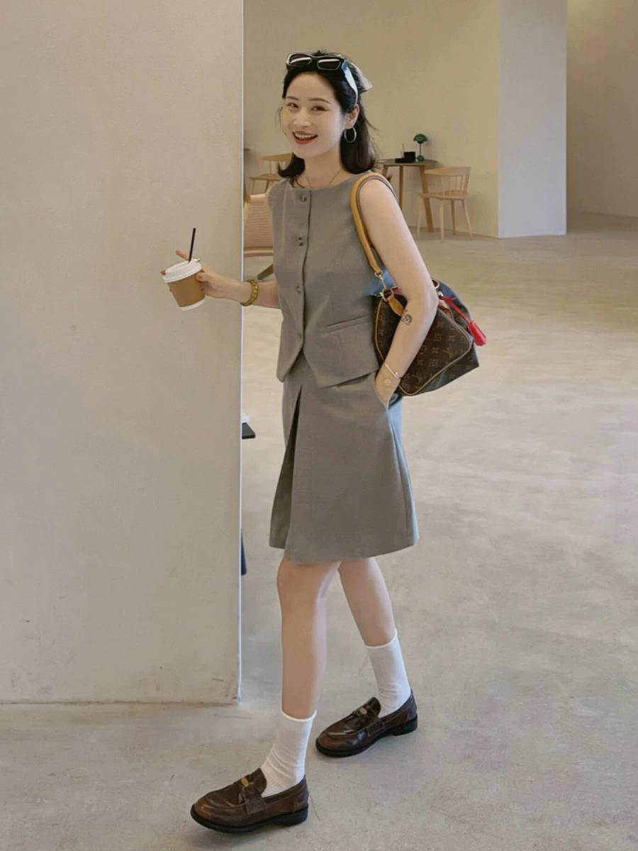 회색 민소매 베스트 정장 반신 미니 스커트 세트 여성 2026 여름 새로운 한 부서 출퇴근 투피스 세트