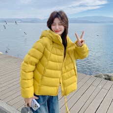 批发黄色松弛感洋气排骨<b class='q'>羽绒服</b>女2026冬新款韩版休闲连帽90白鸭绒外套