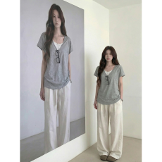 批发韩系叠穿假两件v领短袖<b class='q'>t</b><b class='q'>恤</b>女春夏季慵懒风松弛感穿搭正肩上衣