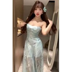 批发法式海边度假风碎花吊带连衣裙夏季新款气质收腰<b class='q'>显瘦</b>仙女长裙子潮