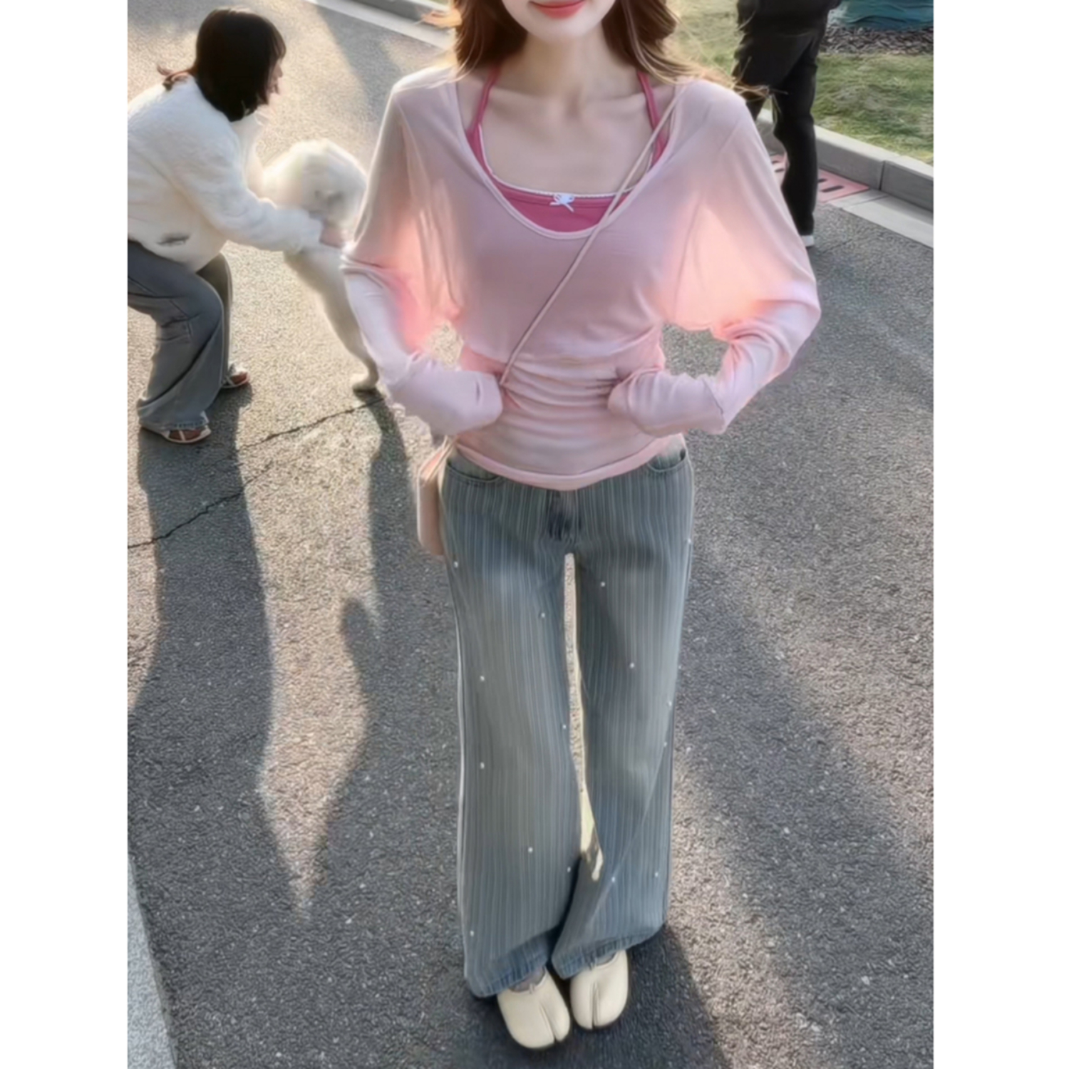 이른 봄 도파민 착용 가져 가라. 핑크색 티셔츠 여성 여름 2026 새로운 디자인 센스 맨위 슬립 블라우스 투피스 슈트