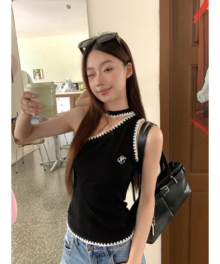 와 사고 방식 캐미솔 여름 외출용 검정색 몸매 가꾸기 디자인 센스 오프숄더 비스듬한 어깨 민소매 맨위