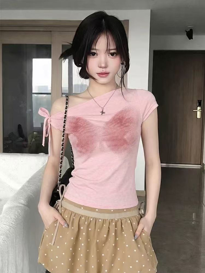 달콤함 소녀 바람 헤일로 염색 나비 프린트 비스듬한 어깨 반팔 티셔츠 여성 여름 몸매 가꾸기 스트랩 슬림해 보이는 디자인 맨위