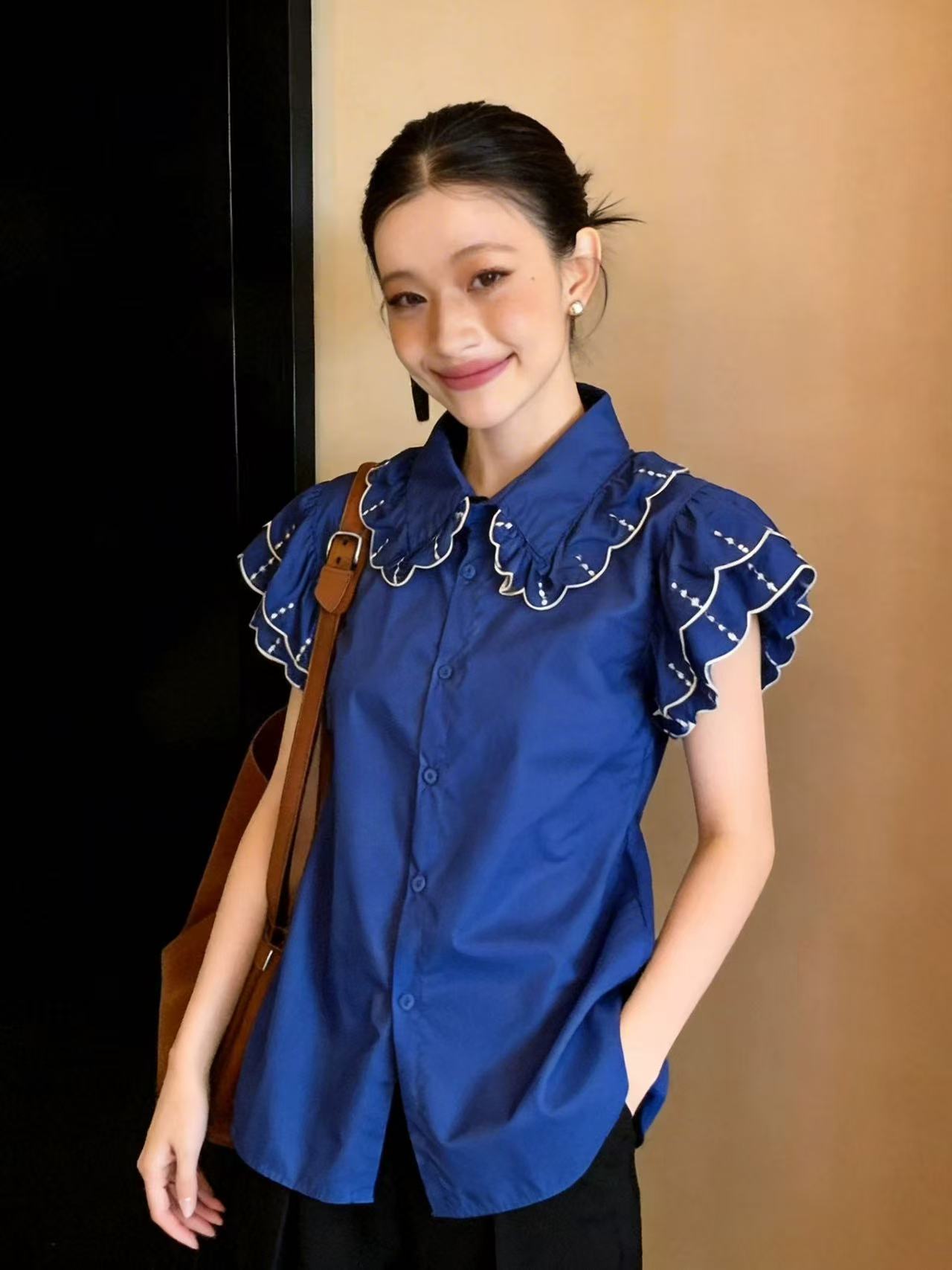 부드러운 바람 명시적 스티치 장식 베이비 칼라 반팔 여성 셔츠 2026 여름 새로운 연꽃 잎 소매 슬림해 보이는 디자인 맨위