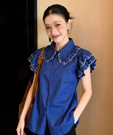 부드러운 바람 명시적 스티치 장식 베이비 칼라 반팔 여성 셔츠 2026 여름 새로운 연꽃 잎 소매 슬림해 보이는 디자인 맨위