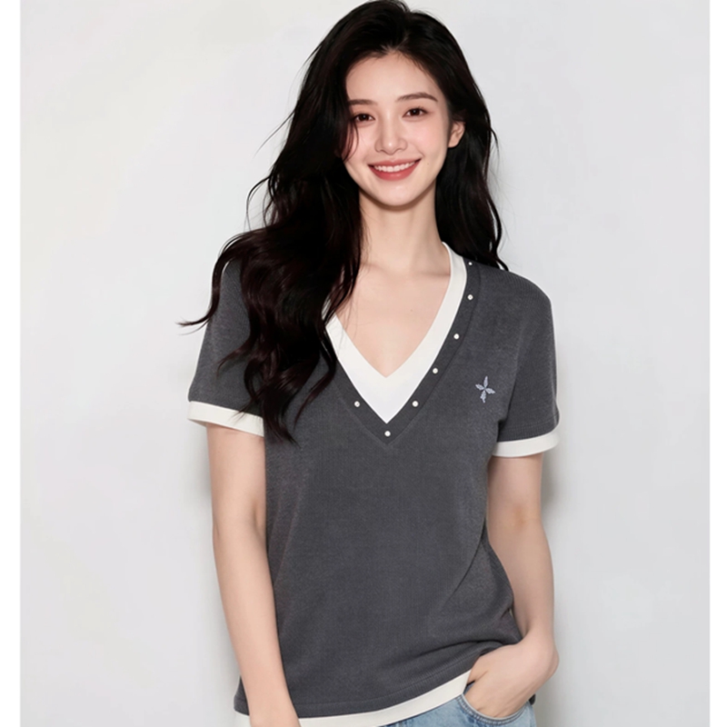 아메리칸 디자인 센스 배색 V넥 긍정적 인 어깨 반팔 티셔츠 여성 여름 새로운 페이크 레이어드 슬림해 보이는 다용도 만나는 맨위