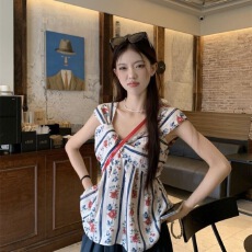 批发法式复古碎花<b class='q'>衬衫</b>女夏季设计感扭结娃娃衫<b class='q'>衬衣</b>宽松别致小飞袖上衣