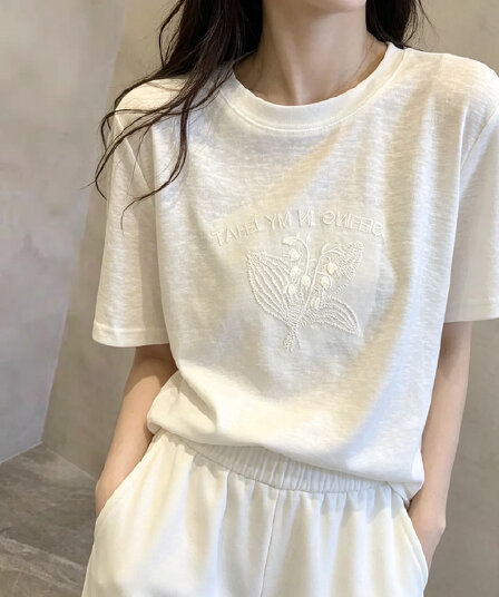 화이트 자수 반팔 티셔츠 여성 여름 새로운 루즈핏 얇은 스타일 맨위 미니멀리즘 다용도 캐주얼 빅 사이즈 맨위 트렌디