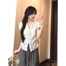 批发【原版面料】木耳边<b class='q'>短袖</b>衬衣女夏季V领修身显瘦泡泡袖法式上衣