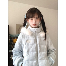 批发umoumo乌蘑温柔百搭小个子棉衣绞花毛织拼接连帽毛领收腰外套女