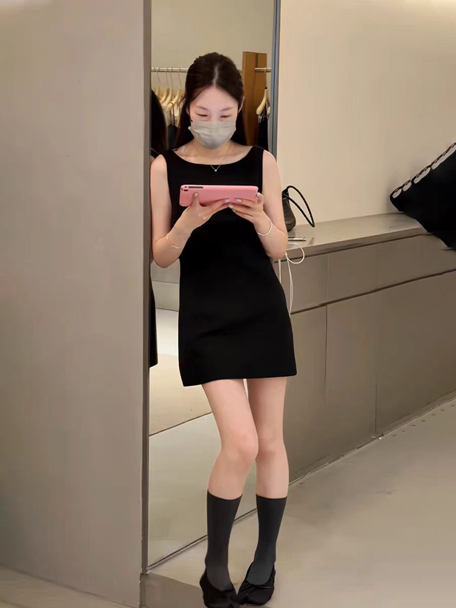 여름 새로운 프랑스식 품격 허리 수축 슬림해 보이는 라운드 넥 민소매 백리스 한 마디 미니 스커트
