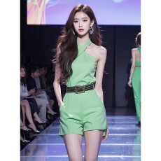 批发2026新款高端独特连衣裤超好看别致高级感绿色挂脖连体短裤子<b class='q'>女</b>夏