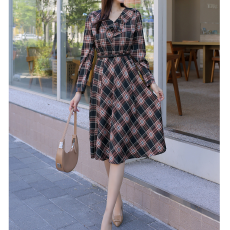 批发<b class='q'>春</b>秋韩版印花格子长袖连衣裙V型荷叶边领修身长裙时尚腰带