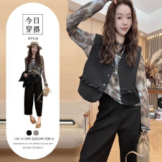 批发夏季甜美小众穿搭套装女长袖印花<b class='q'>打底</b>衫拼接马甲高腰休闲裤三件套