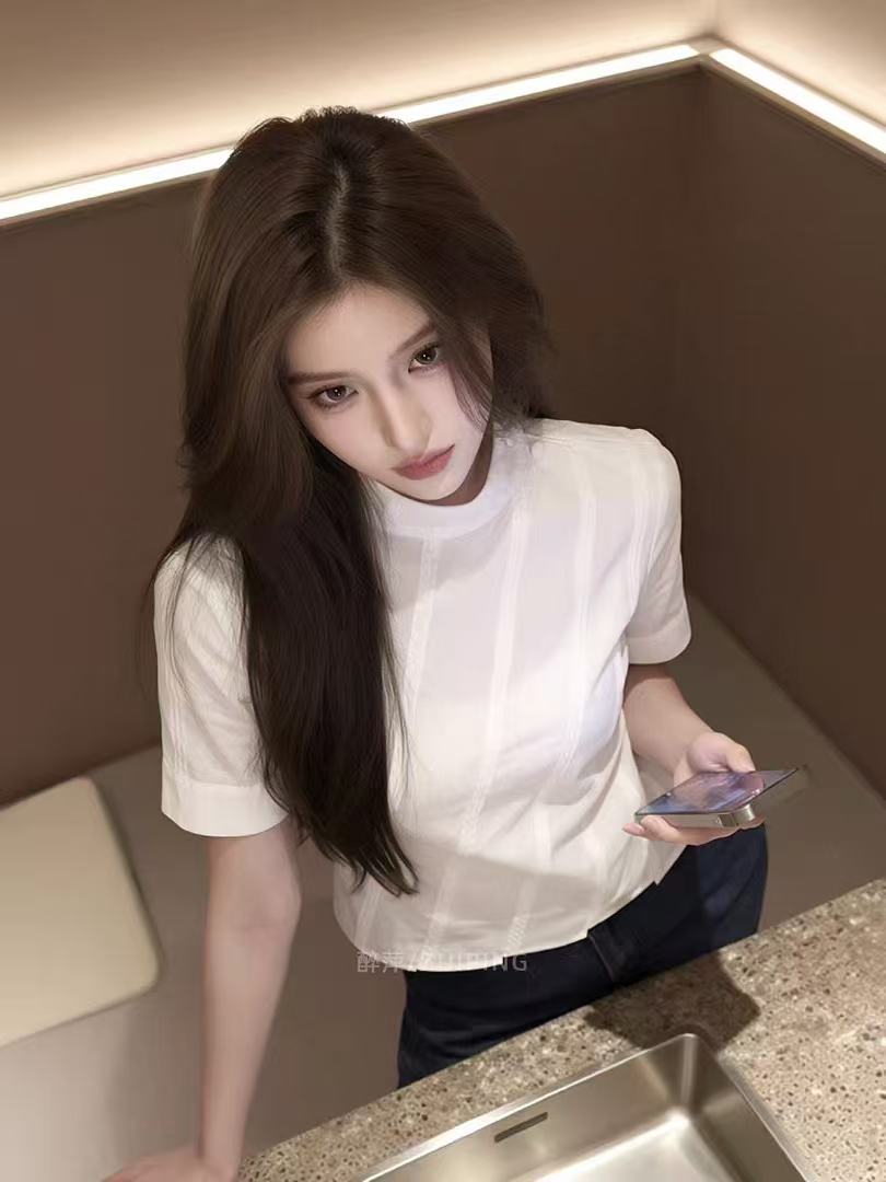 디자인 센스 반하이넥 비스듬한 스트라이프 반팔 셔츠 2026 여름 새로운 여성 몸매 가꾸기 슬림해 보이는 다용도 패션 맨위