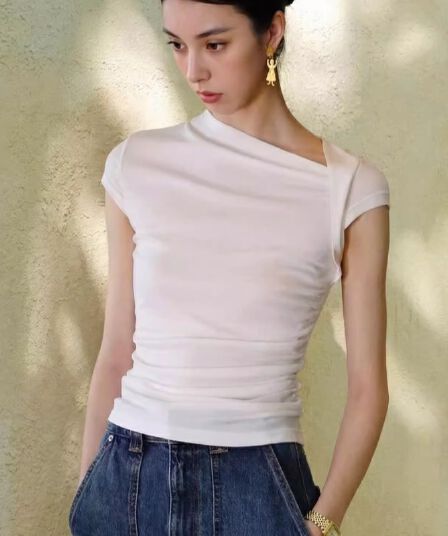 유럽 상품 고급 센스 다용도 슬림해 보이는 반팔 불규칙 칼라 디자인 센스 여름 새로운 몸매 가꾸기 티셔츠 화이트 맨위
