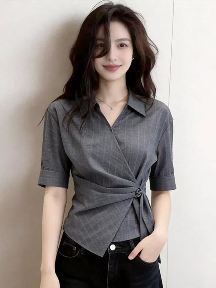 출퇴근 바람 회색 폴로 칼라 십자가 디자인 5 점 소매 여성 셔츠 2026 여름 새로운 불규칙 싱글 착용 맨위