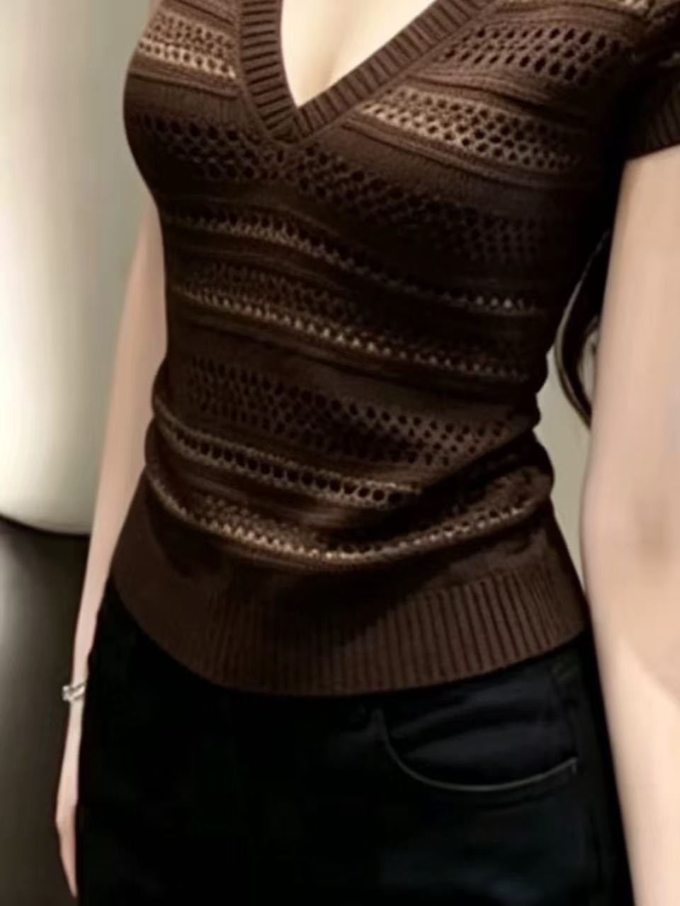 프랑스식 레트로 커피 색상 스트라이프 V넥 반팔 니트 스웨터 여성 여름 새로운 캐주얼 미니멀리즘 다용도 풀오버 맨위