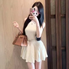 批发法式简约名媛气质百褶针织<b class='q'>连衣裙</b>女夏款水钻腰带收腰小个子无袖裙