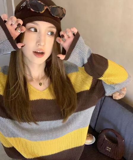 작은 대중 레트로 항구 바람 스트라이프 패치워크 색상 긴팔 니트 스웨터 여성 2026 이른 가을 패션 착용 가져 가라. 루즈핏 느긋한 스웨터