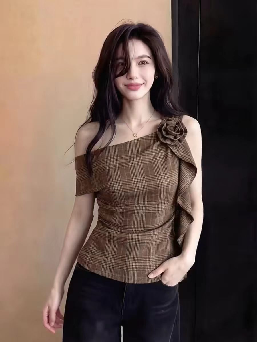 프랑스식 체크무늬 디자인 3 차원 작은 꽃 비스듬한 칼라 반팔 티셔츠 여성 2026 여름 새로운 편안함 캐주얼 맨위 트렌디