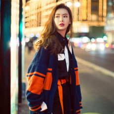 批发2025秋冬新款戚薇<b class='q'>明星</b><b class='q'>同款</b>撞色单排扣宽松针织毛衣开衫外套女