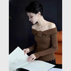 批发咖色一字肩毛衣女秋冬<b class='q'>轻熟</b>气质高端设计感洋气独特漂亮巨好看上衣