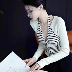 批发韩系早秋穿搭巨好看<b class='q'>轻熟</b>上衣小众设计独特漂亮假两件条纹针织衫女