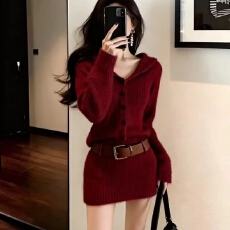 批发秋冬巨好看的法式红色<b class='q'>翻领</b>针织包臀<b class='q'>连衣裙</b>女2026新款高级感毛衣裙