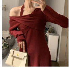 批发挂脖红色v领连衣裙女秋<b class='q'>冬</b>新款长袖气质高级感针织长裙