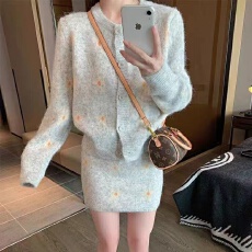 批发秋季新款针织套装女气质花朵慵懒风开衫半裙两件套2026秋<b class='q'>冬</b>新款