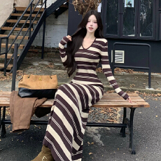 批发秋冬修身显瘦条纹v领针织包臀连衣裙长裙长袖打底裙内搭法式慵懒